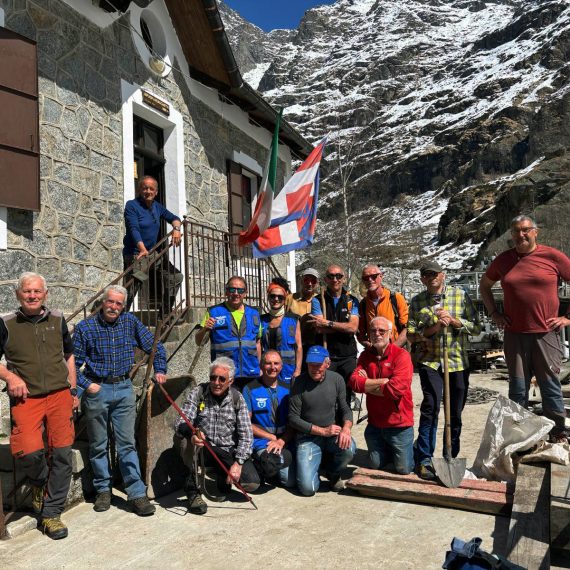 Giornata di lavori al Rifugio Noaschetta. 5 aprile 2025. (Foto di Luciano Vernetti)