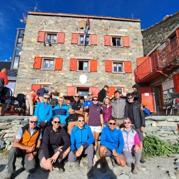 Foto di gruppo al Rifugio Quintino Sella (Monviso). 04/08/2025 (Foto di Stefania Ceretto)