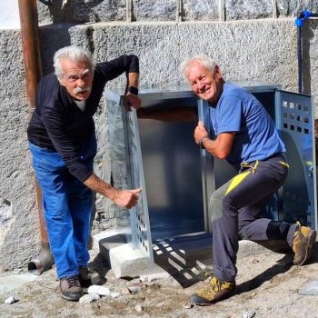 Posizionamento del nuovo armadio per le bombole del gas al Rifugio Noaschetta. 11/09/2025 (Foto di Gianpiero Oberto)