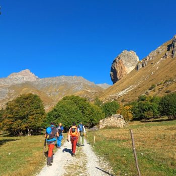 Gita via ferrata di Rocca Senghi: la partenza; sullo sfondo la meta. 20/09/2025 (Foto di Gianpiero Oberto)