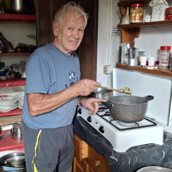 Agostino prepara il rancio per i volontari che stanno eseguendo lavori al Rifugio Noaschetta. 11/09/2025 (Foto di Gianpiero Oberto)