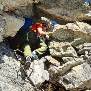 Si passa anche dentro un buco! Gita via ferrata di Rocca Senghi. 20/09/2025 (Foto di Marco Faletto)