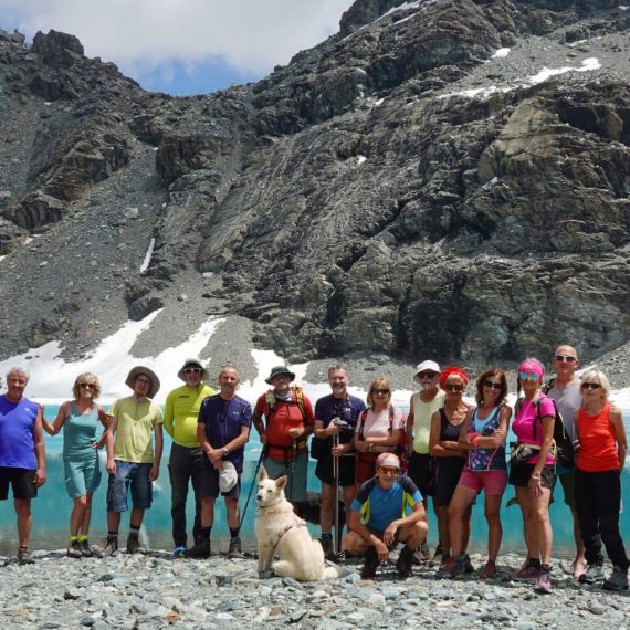 Foto di gruppo al Gran Lago di Tzére, Val d’Ayas, 29/06/2025 (Foto di Domenica Querio)