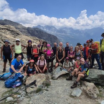 Foto di gruppo al Bivacco Mariano, Val d’Ayas, 29/06/2025 (Foto di Mauro Brunasso)