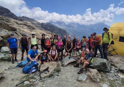 Foto di gruppo al Bivacco Mariano, Val d’Ayas, 29/06/2025 (Foto di Mauro Brunasso)