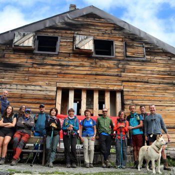Foto di gruppo al Rifugio Bezzi, Valgrisenche. 14/09/2025 (Foto di Andrea Miola)