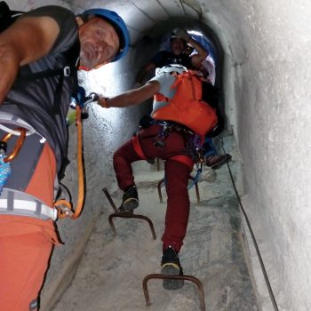 Discesa su scala quasi verticale. Gita via ferrata di Rocca Senghi. 20/09/2025 (Foto di Gianpiero Oberto)