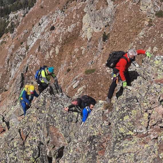 In arrampicata sul Monte Rena. Gita sociale Monte Rena-Monte Taf, 14/09/2025 (Foto di Roberta Chiaro)