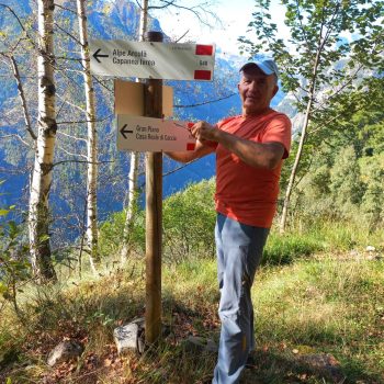 Posizionamento di nuova segnaletica sul sentiero 548 per il Rifugio Noaschetta. 11/09/2025 (Foto di Emilio Cardamone).