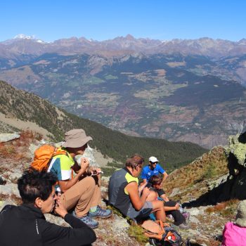 Sosta al Colle di Valmeriana, 2281 m, balcone sulla valle centrale. (Foto di Andrea Miola)