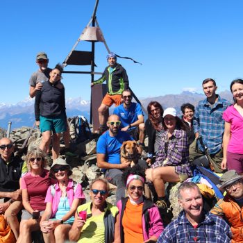 Foto di gruppo sulla vetta del Barbeston, 2482 m. 31 agosto 2025. (Foto di Andrea Miola)