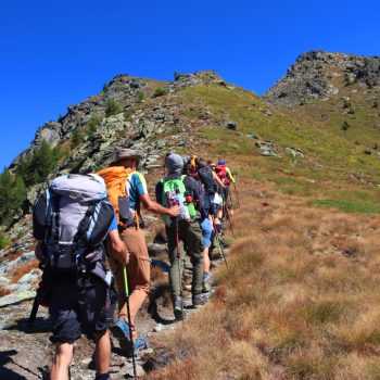 Ripresa della camminata, dopo la sosta al Colle di Valmeriana, 2281 m. (Foto di Andrea Miola)
