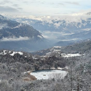 Sotto di noi il lago di Villa ghiacciato e innevato. Gita sociale al Lago di Villa. Sabato 24 gennaio 2026. (Foto di Marcella Ramasso).