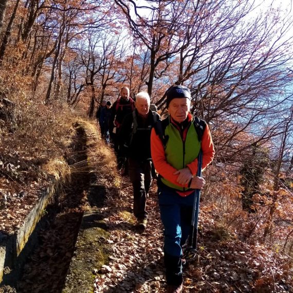 Si costeggia il Rù Chandrianaz. Gita sociale al Castello di Cly. 1 febbraio 2026. (Fotografia di Janice Forster).