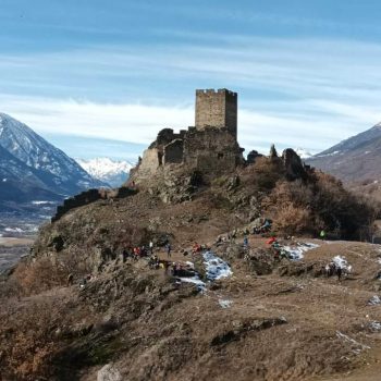 Qualcuno ci riprende da lontano. Gita sociale al Castello di Cly. 1 febbraio 2026. (Fotografia di Christian Rumello).