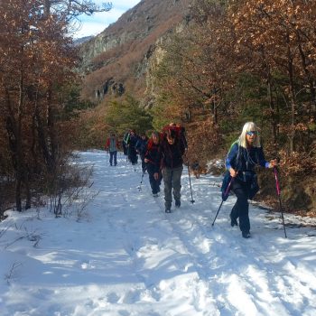 Un po’ di neve per evitare il tratto del Rù pericolante. Gita sociale al Castello di Cly. 1 febbraio 2026. (Fotografia di Gianpiero Oberto).