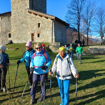 Arrivo al belvedere della torre Tellaria. Gita alle frazioni di Pont. 19 marzo 2026 (Foto di Gianpiero Oberto).