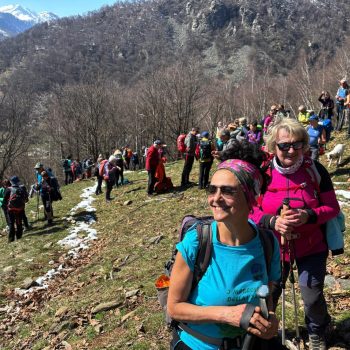 Ci accampiamo per il pranzo in ordine sparso (1). Gita alle frazioni di Pont. 19 marzo 2026 (Foto di Luciano Vernetti).