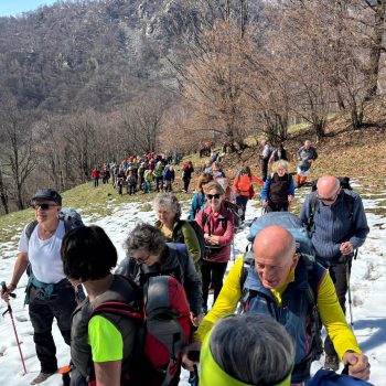 Ripartiamo pestando un po’ di neve. Gita alle frazioni di Pont. 19 marzo 2026 (Foto di Luciano Vernetti).