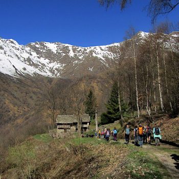 La vera salita deve ancora cominciare.  Gita sul Monte Calvo, Pasquetta 6 aprile 2026. (Foto di Luciano Aimone).
