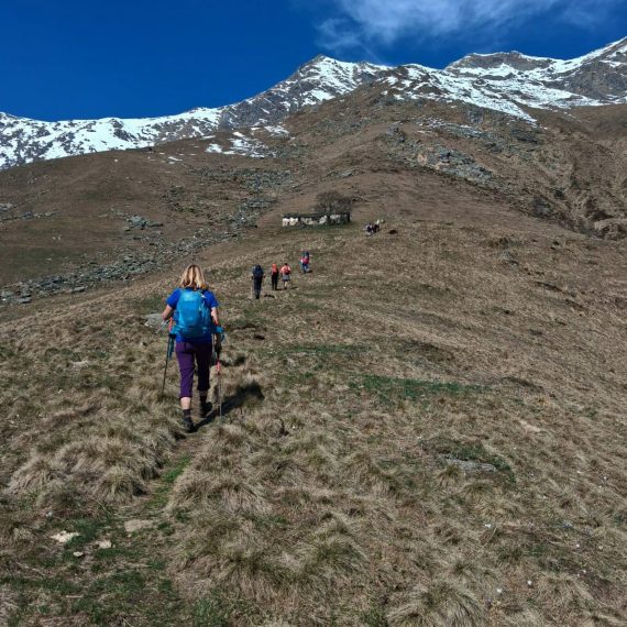 Alla baita finisce la salita.  Gita sul Monte Calvo, Pasquetta 6 aprile 2026. (Foto di Patrizia Vacca).