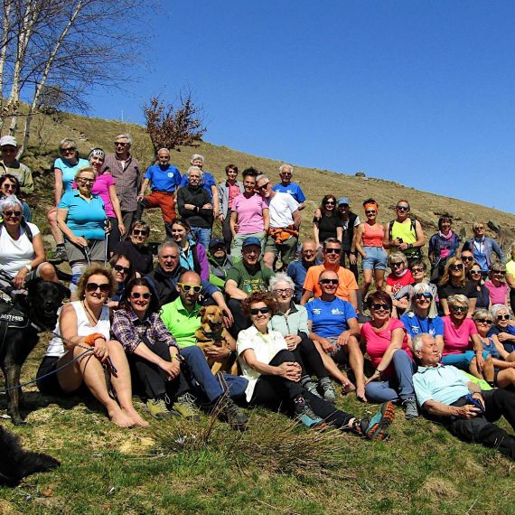Tradizionale foto di gruppo. Gita sul Monte Calvo, Pasquetta 6 aprile 2026. (Foto di Luciano Aimone).