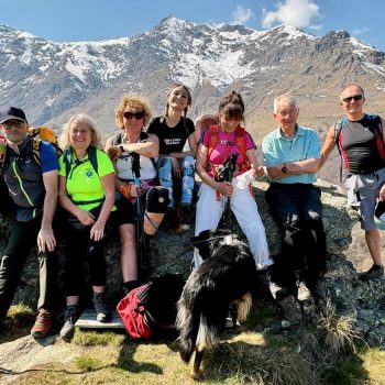 Foto con gruppo ristretto. Gita sul Monte Calvo, Pasquetta 6 aprile 2026. (Foto di Claudia Boni).